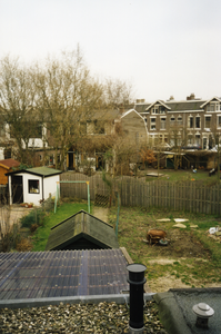 108642 Gezicht op de tuinen achter het huis Van der Mondestraat 13 te Utrecht.N.B. De foto is gemaakt door Sara van de ...